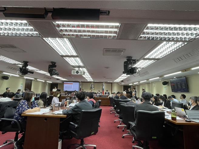 多名立委提案修正《工會法》，欲讓消防人員及警察組織、加入工會，13日送入立法院社會福利及衛生環境委員會審查。（蔡佩珈攝）