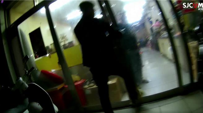 警方接获报案后，日前凌晨攻坚破门，当场逮捕李嫌等3名经营业者及赌客19名共22人。（嘉义县刑大提供∕吕妍庭嘉义传真）