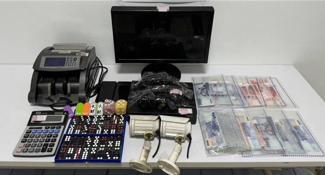 警方当场查扣赌资33万余元、点钞机、监视器设备、天九牌、骰子等赌具。（嘉义县刑大提供∕吕妍庭嘉义传真）