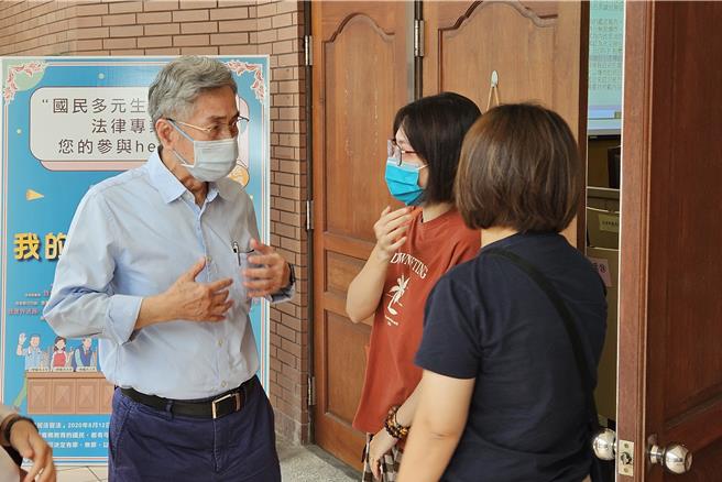 明扬大火案开庭，庭后明扬前董事长刘安晧（左）向罹难者朱晋仪的姊姊朱育谆（中）致意。（罗琦文摄）