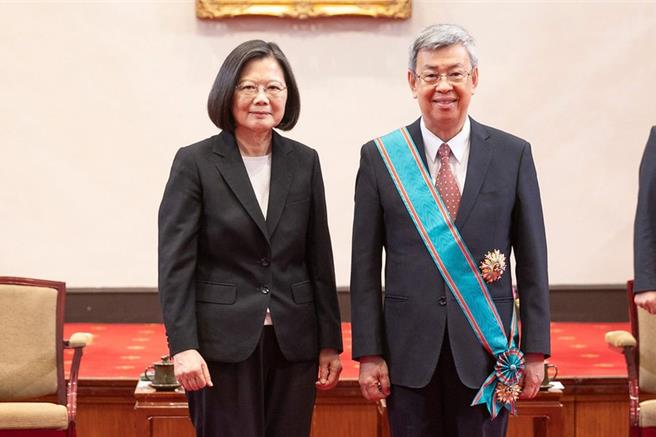 行政院長陳建仁13日接受蔡英文總統贈勳(總統府提供)
