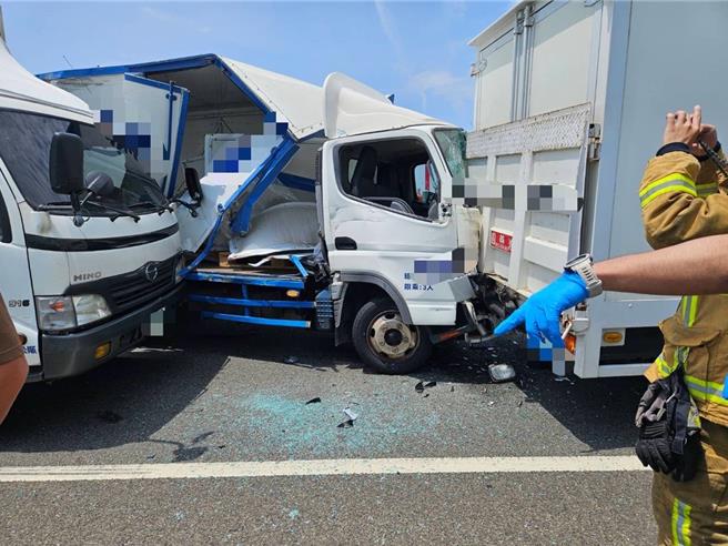 國道3號北向193至194公里和美路段，今日早上10時30分許先發生3大貨車及2小貨車因不明原因撞成一團，後續再發生2車、2車追撞事故，3起事故釀成5輛貨車、4部小客車車禍，造成後方車流一度回堵約2公里遠，所幸3起事故未有人受傷就醫。（國道警方提供／葉靜美彰化傳真）