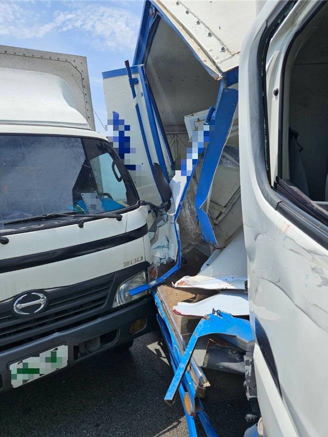 國道3號北向193至194公里和美路段，今日早上10時30分許先發生3大貨車及2小貨車因不明原因撞成一團，後續再發生2車、2車追撞事故，3起事故釀成5輛貨車、4部小客車車禍，造成後方車流一度回堵約2公里遠，所幸3起事故未有人受傷就醫。（國道警方提供／葉靜美彰化傳真）