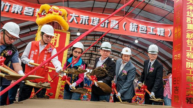 新竹县政府在竹东镇推动5.5亿元的「客家文化大禾埕」计画，13日由客委会主委杨长镇（右至左）、县长杨文科及立委林思铭等人热闹动工开工。（罗浚滨摄）