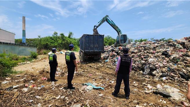 屏东县政府环保局13日开始进场协助小琉球清运。（屏东县政府提供／罗琦文屏东传真）