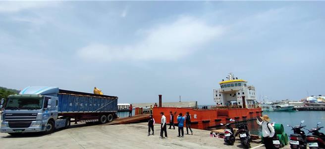 屏东县政府跨海清运小琉球垃圾。（屏东县政府提供／罗琦文屏东传真）