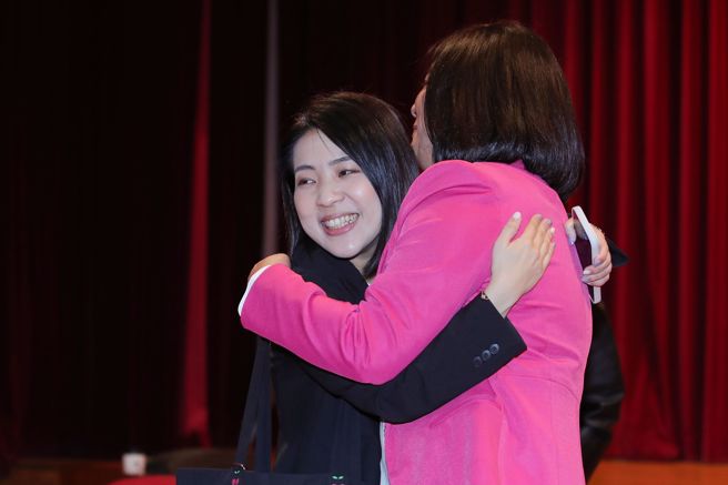 近期深陷多项争议，遭民进党猛攻的国民党立委徐巧芯（左），13日在中广董事长赵少康陪同下，与「战斗蓝」民代成员们聚集，一起为徐巧芯加油打气。国民党立委陈玉珍（右）献上拥抱，为她加油打气。（黄世麒摄）