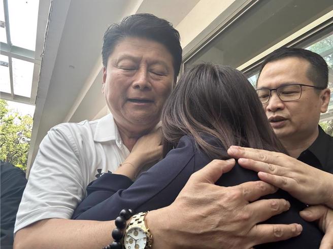 徐巧芯（中）日前到花莲关心震灾时，因被媒体问到大姑夫妇涉及诈骗、洗钱一事，倒在党团总召傅昆萁（后左）怀里放声大哭。（中时资料照，罗亦晽摄）