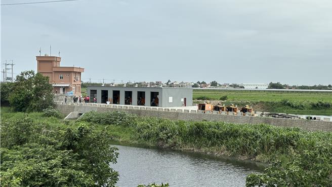 台南市政府治理學甲羊稠厝排水，以護岸整建，搭配滯洪池抽水站加速低地排洪為主。（張毓翎攝）