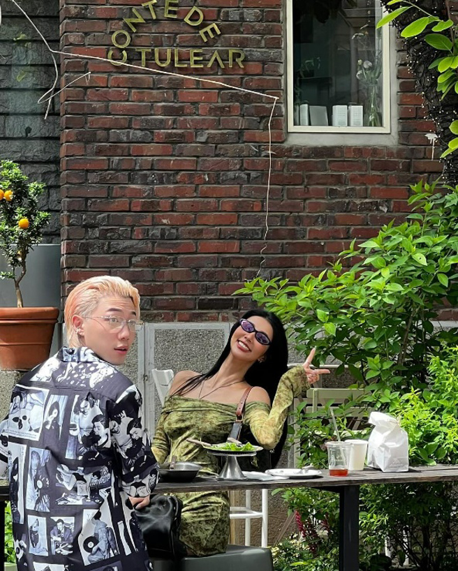 ØZI疑似认定女友是「一家人」。（图／ozifp IG）