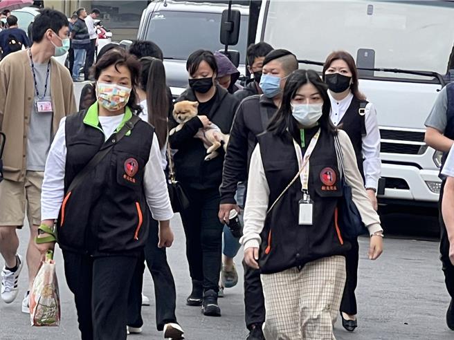 死者劉婦的大女兒懷抱「糯米」到場。（王揚傑攝）