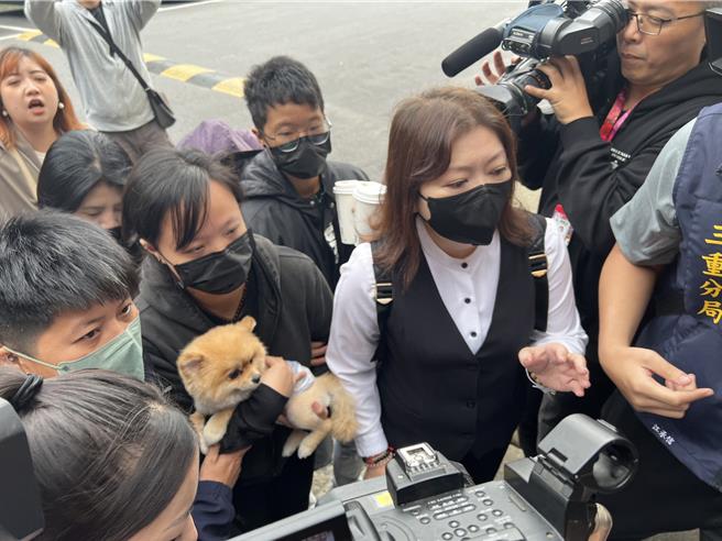 死者劉婦的大女兒懷抱「糯米」到場。（王揚傑攝）