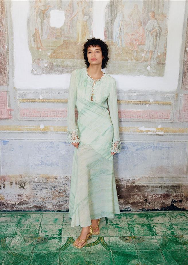 H＆M Studio度假胶囊系列以梦幻斑斓的义大利宫殿、多彩炫目的威尼斯玻璃艺术与镶嵌贝壳的瑰丽石窟为灵感，传递惬意的时髦感。（H＆M提供／朱世凯台北传真）