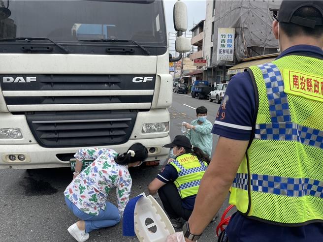 竹山秀传医院前发生车祸，行人谢姓妇女的左臂、左腿压在槽车车轮下受困，竹秀医护人员先给予静脉输液确保生命体徵。（南投县消防局提供／杨静茹南投传真）
