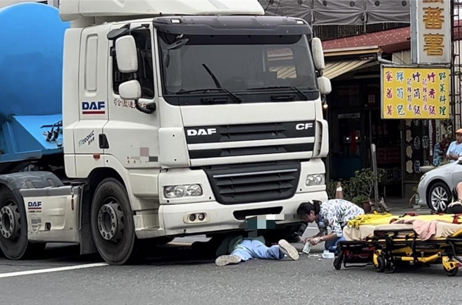 竹山秀传医院急诊室医护人员获悉医院前出车祸，立即到现场展开救援。（竹山秀传医院提供／杨静茹南投传真）