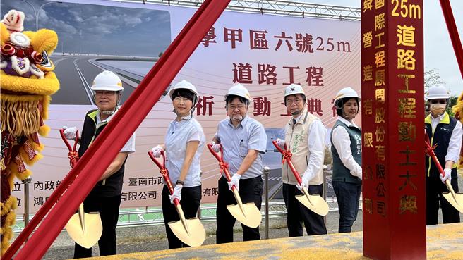 市長黃偉哲（右三）13日主持開工動土典禮，祈祝工程順利安全進行。（張毓翎攝）