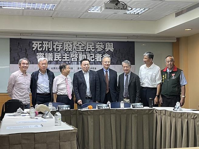 中华人权协会今举行「死刑存废全民参与-审议民主启动」记者会，宣布将于本月中旬进行3000份死刑存废民调，市话与手机各半。（蔡雯如摄）