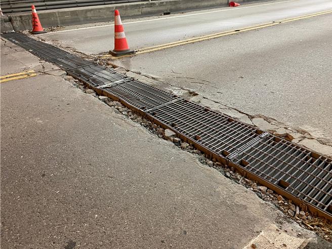 花蓮市北濱外環道南側截水溝上月因強震受損，市公所15日至24日止將封閉道路進行搶修，確保用路人行車安全。（花蓮市公所提供／羅亦晽花蓮傳真）