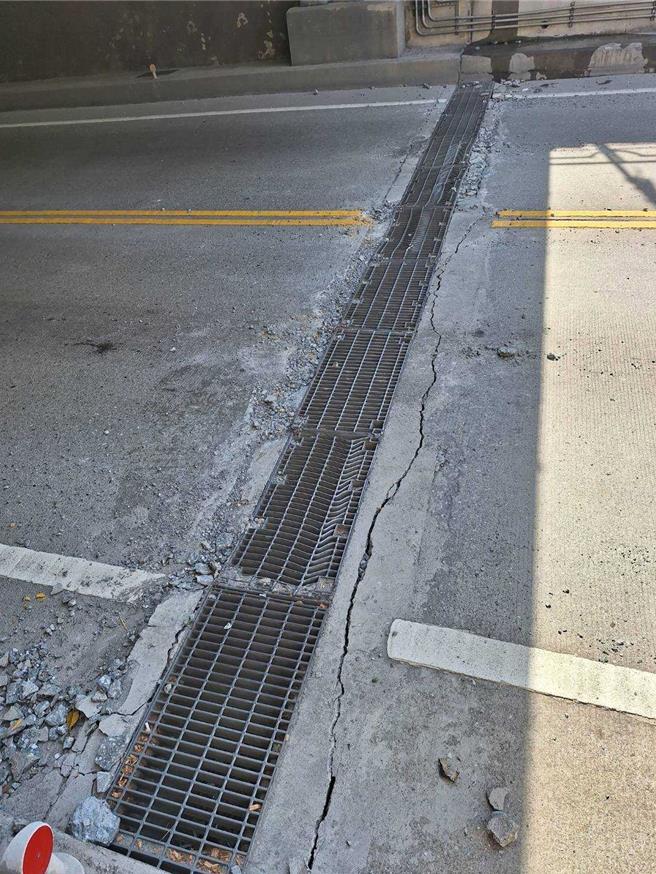 花蓮市北濱外環道南側截水溝上月因強震受損，市公所15日至24日止將封閉道路進行搶修，確保用路人行車安全。（花蓮市公所提供／羅亦晽花蓮傳真）