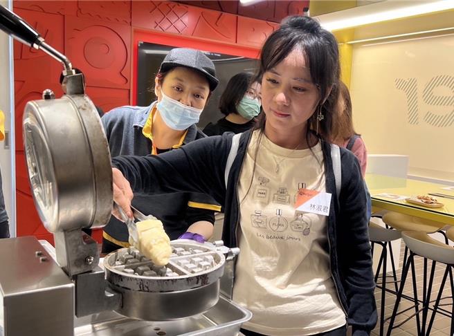 柬埔寨新住民林淑君（右）體驗製作Q Burger獨家產品-可朗芙製作。（移民署提供）