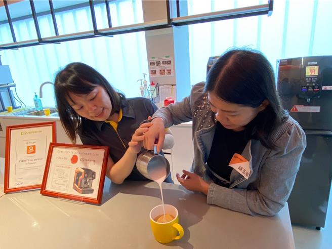 越南籍新住民胡玉華（右一）體驗製作特色咖啡沖泡。（移民署提供）