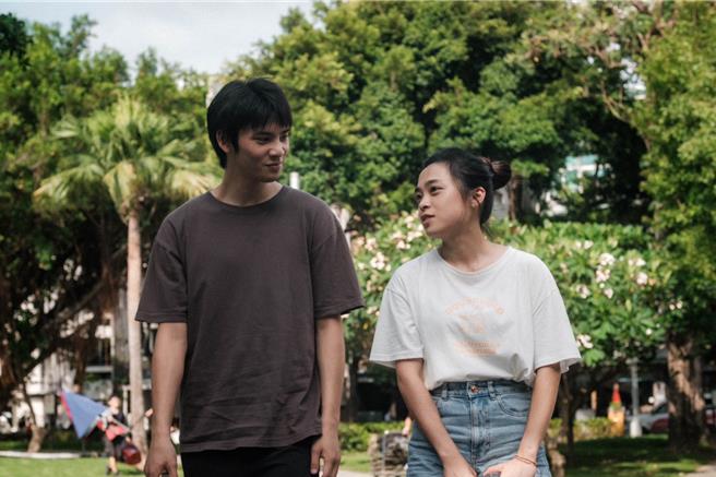 劉韋辰（左）和李夢苡樺在《蟲》片中成為台灣當代年輕人的縮影。（目擊者文創有限公司提供）