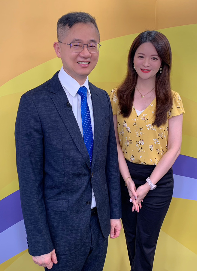 台湾运彩总经理林博泰（左）上时来运转节目，与主持人尉迟佩玉谈运彩眉角。（林胜发摄）