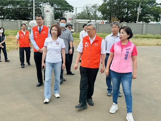行政院長陳建仁（中）13日南下台中，率領行政團隊視察台糖后里區農業循環園區，肯定園區顧慮資源循環、節能減碳、疫病防治等措施。（讀者提供／張妍溱台中傳真）