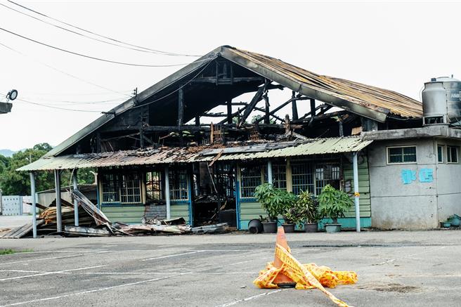 竹東鎮「中油資源莊冰店」12日晚發生火警付之一炬，消防局鑑識人員13日現場採證，初步研判電器問題可能是起火原因。（羅浚濱攝）