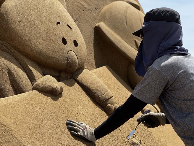 福隆沙雕季沙雕师创作过程。(福容饭店提供)