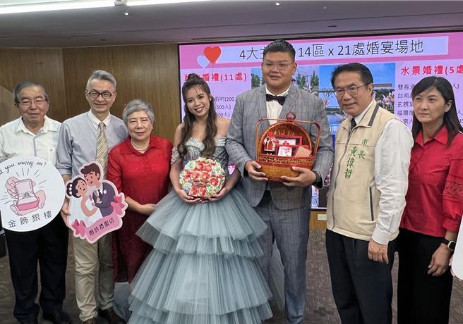 台南市政府觀光旅遊局推出「最佳嫁娶服務散步路線」，市長黃偉哲親自送上新婚祝賀禮盒，即將結婚的新人王小姐與羅先生。（洪榮志攝）