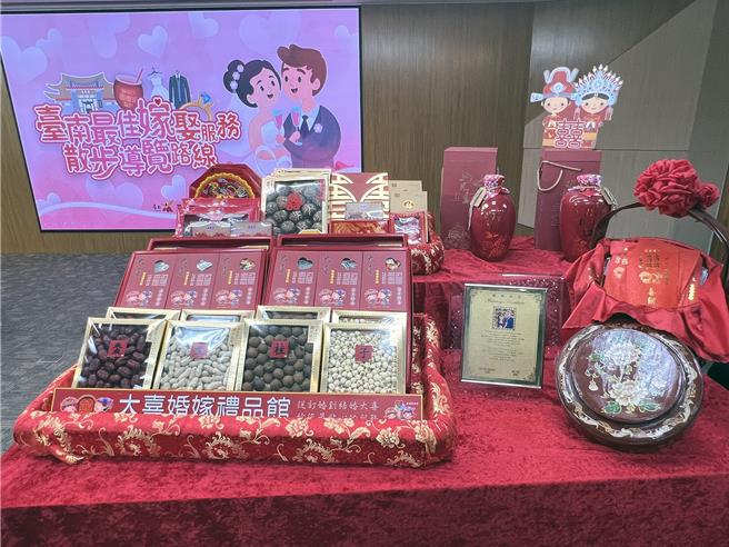 台南市政府觀光旅遊局推出「最佳嫁娶服務散步路線」，提供新人從籌備婚禮、拍婚紗、採買迎娶禮品的一條龍服務。（洪榮志攝）