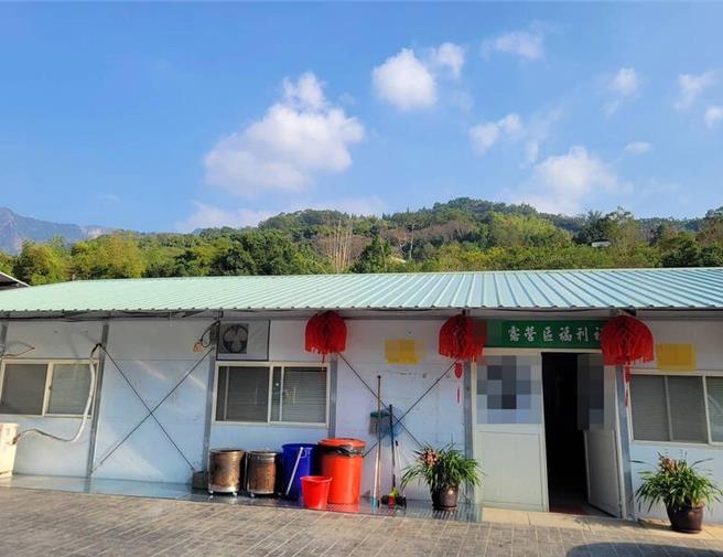 露营区业者不满张姓员工，11日深夜将张男唤至福利社动私刑，以扫把、水管等10多种工具打死张男。（民眾提供／杨静茹南投传真）