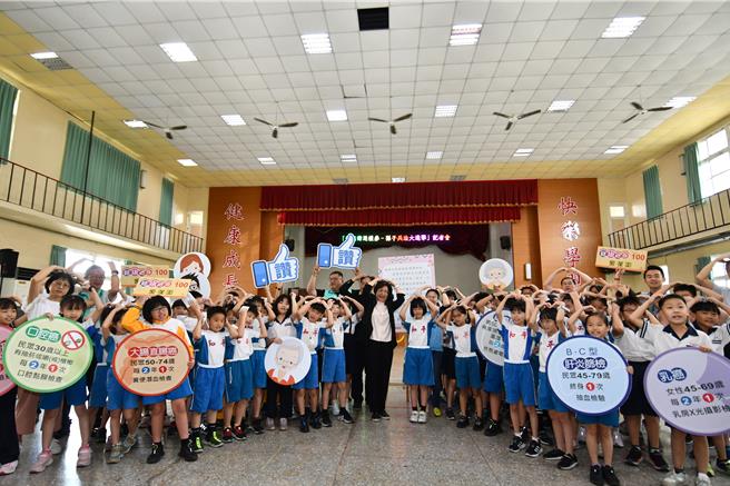 彰化縣政府為鼓勵民眾能踴躍進行癌症篩檢，不但提供百元禮券當誘因，今年更祭出「孫子兵法」，更找來縣內學童，希望學童能回家鼓勵家中的爸媽、爺奶等長輩勇於健檢。（葉靜美攝）