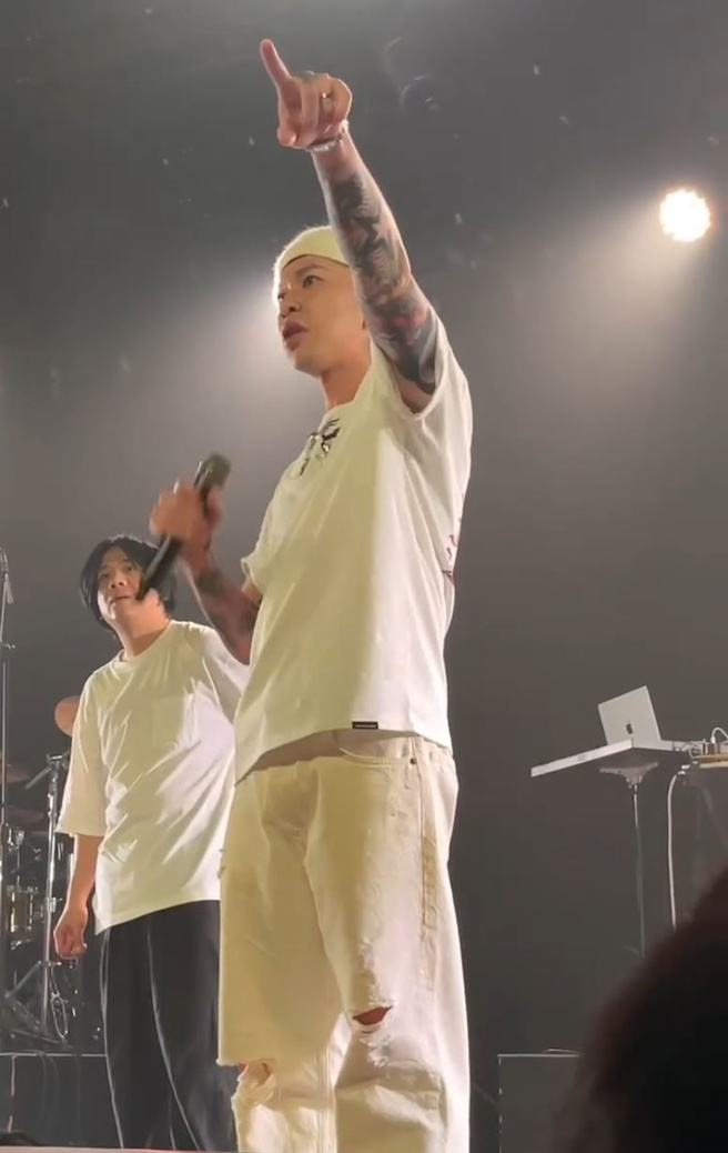 小春准备和粉丝合照时被呛「拍遗照」，险些引发衝突。（图／翻摄社会事新闻影音）