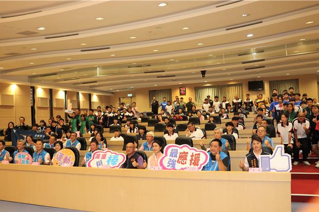 苗栗县长锺东锦表扬优秀选手。（苗栗县政府提供／李京升苗栗传真）