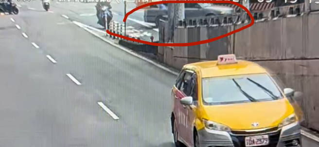 台北市南京东路5段往东麦帅一桥上桥处发生一起车祸。（翻摄画面）