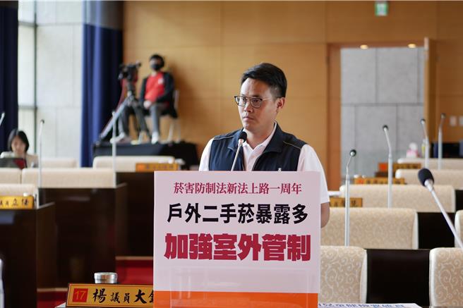 市议员杨大鋐建议卫生局家强稽查次数，并研议加强管理室外吸菸问题。（杨大鋐服务处提供）