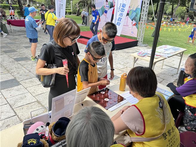 中市警二分局5月11日携手台中市定向越野推广协会举办1场「安全酷跑」活动，让民眾在运动同时，提升对交通安全的认识。（中市警二分局提供／冯惠宜台中传真）