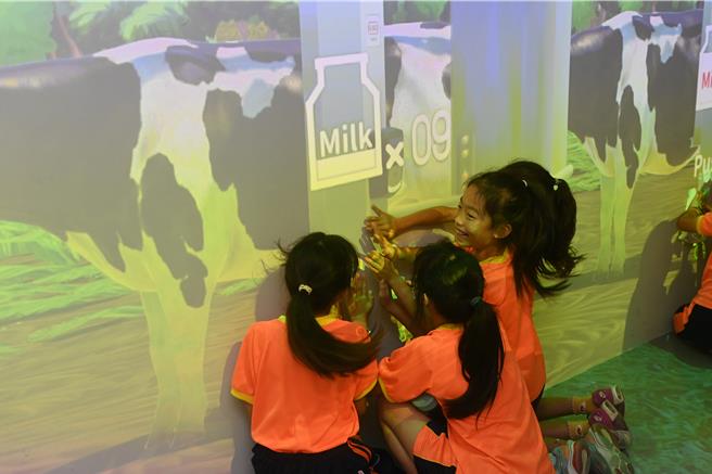 永贞国小的学生到现场共同体验沉浸式剧场。（馆方提供／李京升苗栗传真）