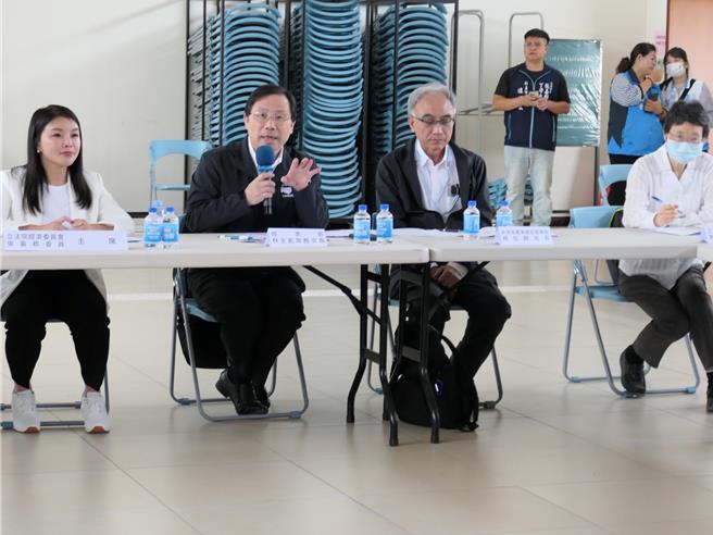 云林县政府规画「台西智慧绿色产业园区」，13日立委张嘉郡（左一）邀经济部次长林全能（左二）等官员到台西乡研议相关问题，将解决环境影响差异分析、用水等问题，引进低污染产业。（张朝欣摄）