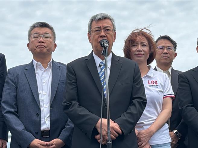 近日台中警界违反风纪事件频传，行政院长陈建仁13日于台中受访表示，对于这些个案相当痛心，务必严查严办，绝不宽贷，也会请内政部和警政署强化风纪，让人民对警察恢復信心。（潘虹恩摄）