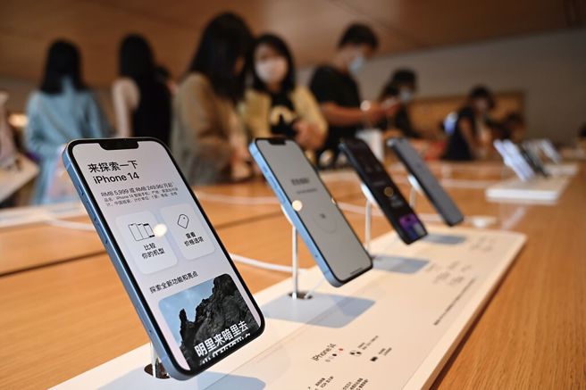 苹果公司在中国市场销量下滑，《华尔街日报》分析，关键原因之一，是iPhone并未搭载人工智慧（AI）相关功能，导致竞争力不足。（中新社）