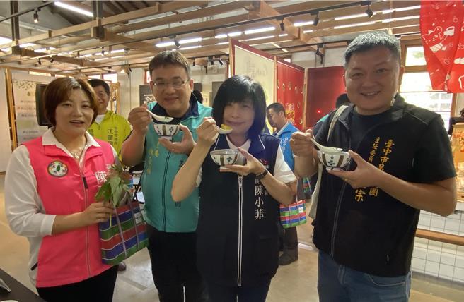 中市「第四市场」青创基地13日举办「麻薏展」记者会，秀出台中市独特的麻薏美食创意，有麻薏豆花、芝麻糕、奶酥酱及爆米花等美食，劳工局专委林小菲（右二）、市议员陈雅惠（左一）及台中市多处商圈代表与会。 （陈淑芬摄）