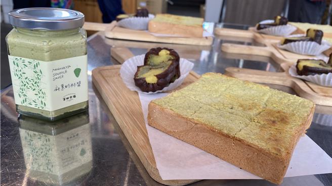 中市「第四市场」青创基地13日推出「麻薏展」，秀出台中市独特的麻薏美食创意，其中麻薏奶酥酱为新开发产品。（陈淑芬摄）