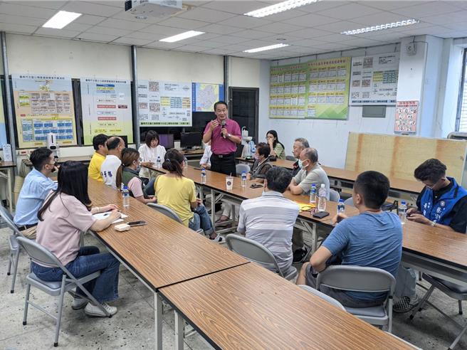 北华街房倾受灾户上周与建商2度开会，有灾民决定搬出饭店在外租屋，建商同意补贴租金。（北区区公所提供／程炳璋台南传真）