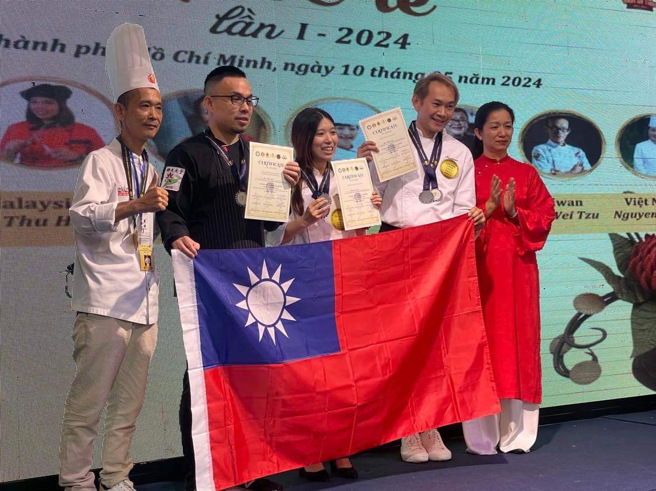 佛光大学蔬食系吴仕文老师却打败各国高手获盘饰点项目金牌。（照片/佛光大学提供）