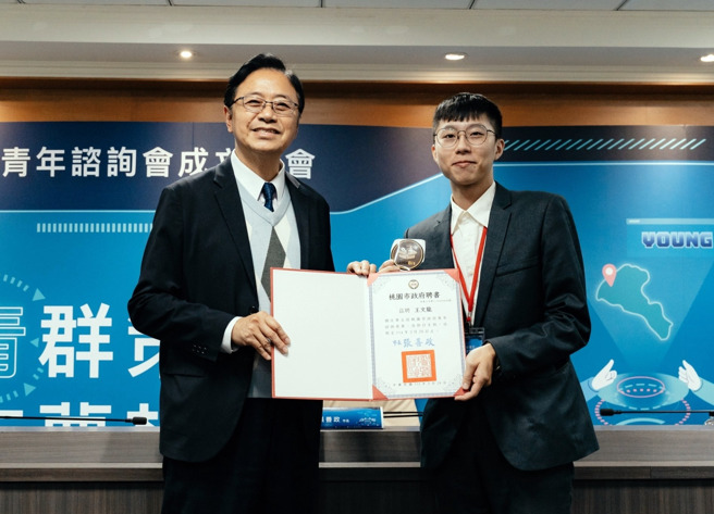 龙华科大资网系Gaiabit毛焦点王文龙获聘桃市青年谘询委员，张善政市长致赠聘书。(照片/龙华科大提供)