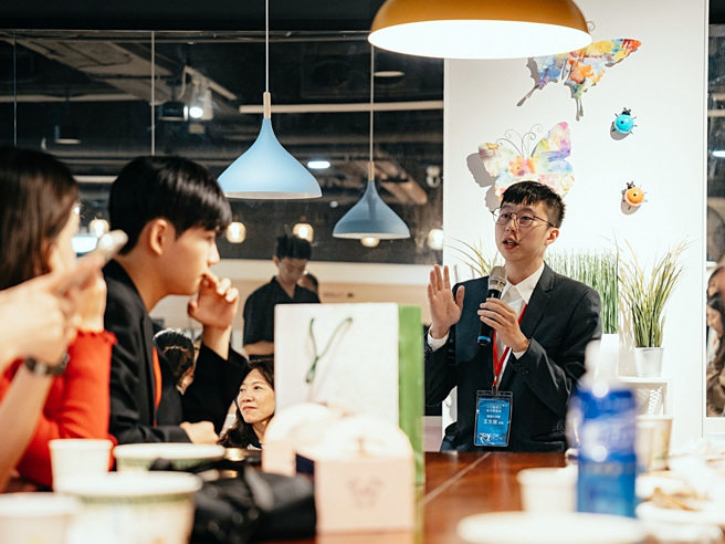 王文龙与桃市青年谘询委员分享如何透过科技解决流浪犬猫问题。(照片/龙华科大提供)