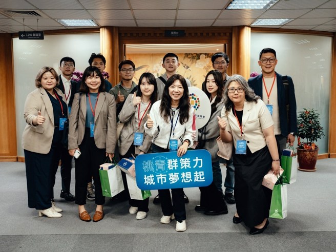 桃园市青年事务局侯佳龄局长与「智慧生活」全体青年委员合影科大。(照片/龙华提供)